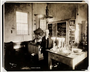 Thomas Edison in seinem Labor, 1920